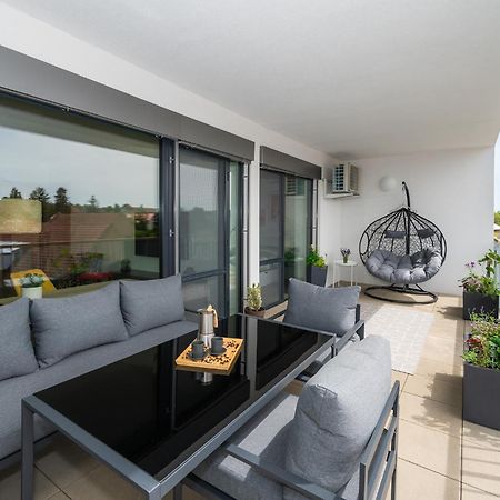 Fully Equipped Apartments With Terraces, Free Garage Parking, Netflix & Ac - By Apartmany Slapanice Cz Luaran gambar