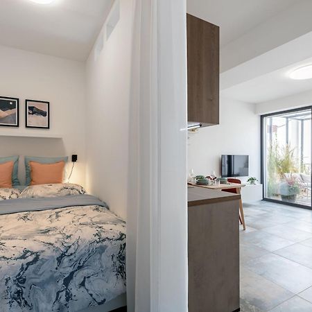 Fully Equipped Apartments With Terraces, Free Garage Parking, Netflix & Ac - By Apartmany Slapanice Cz Luaran gambar