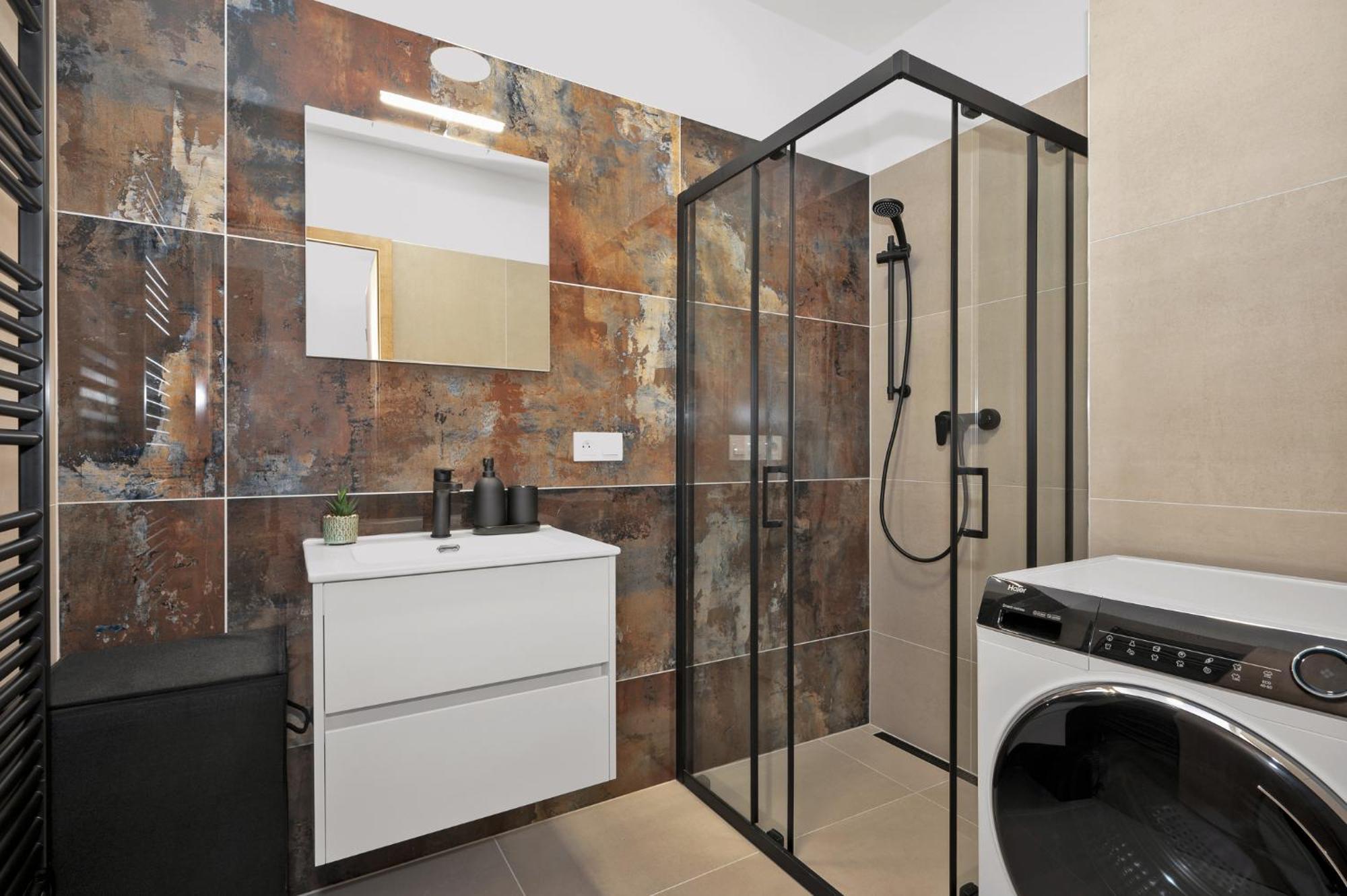 Fully Equipped Apartments With Terraces, Free Garage Parking, Netflix & Ac - By Apartmany Slapanice Cz Luaran gambar