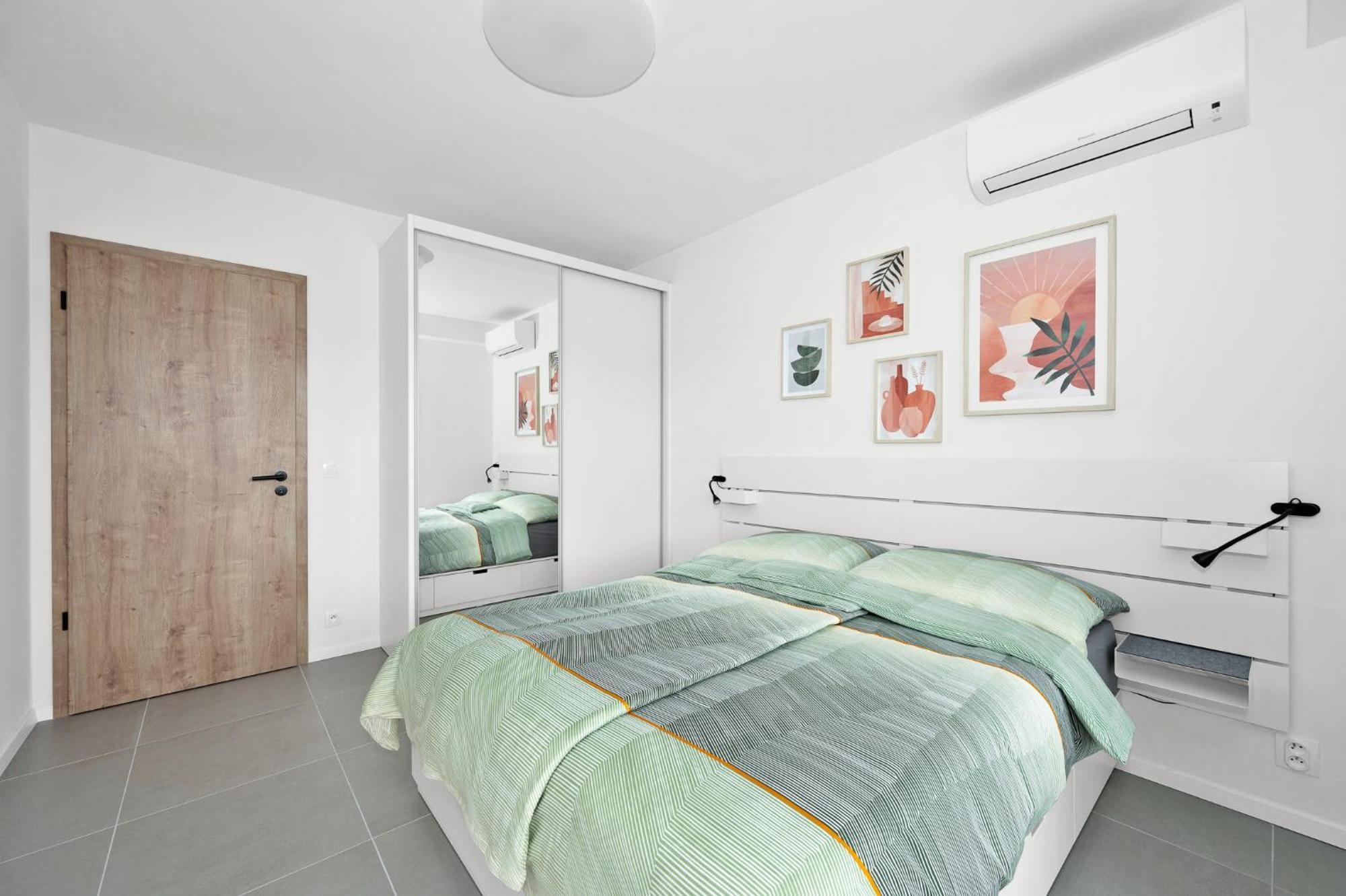 Fully Equipped Apartments With Terraces, Free Garage Parking, Netflix & Ac - By Apartmany Slapanice Cz Luaran gambar