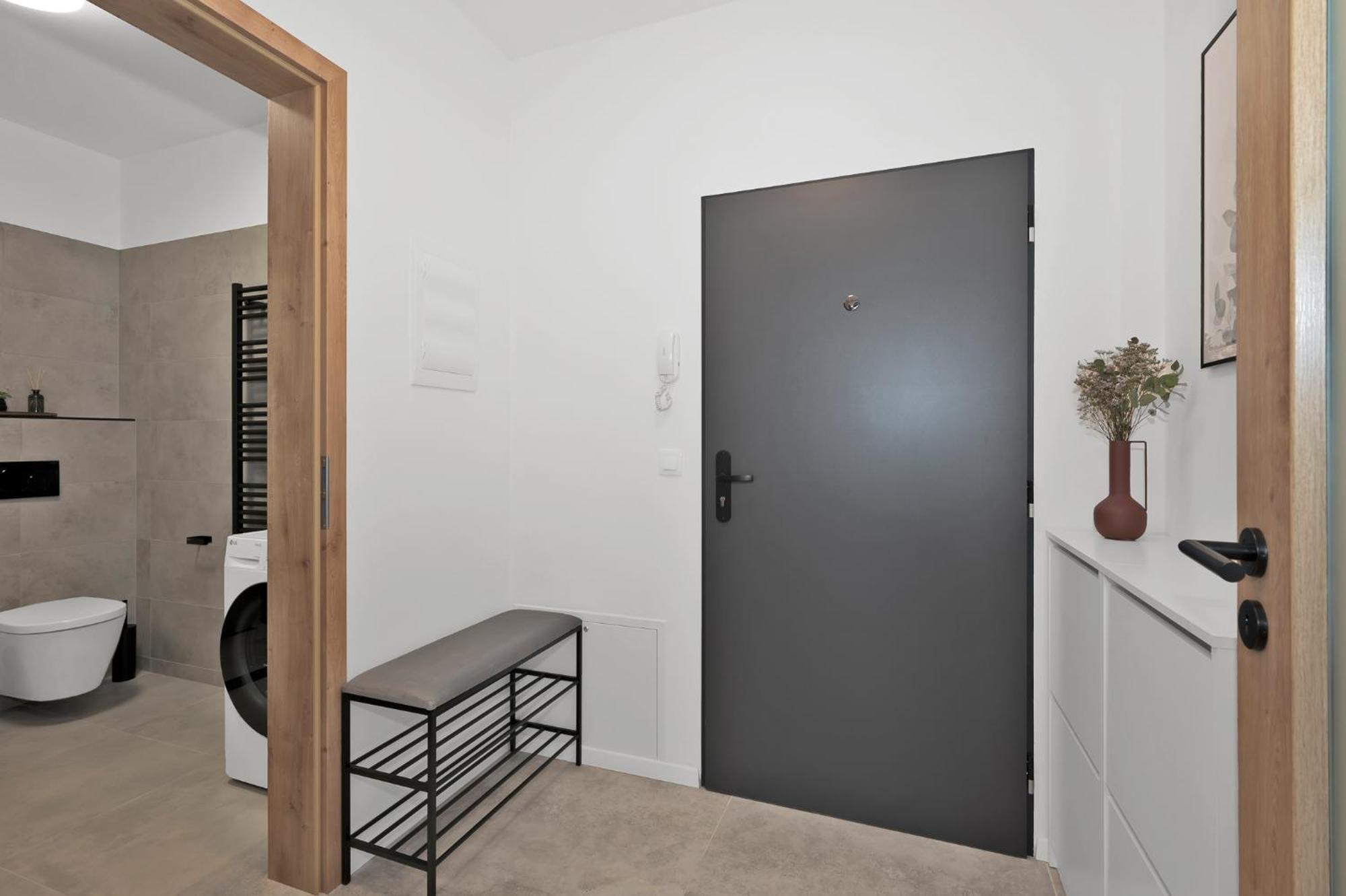 Fully Equipped Apartments With Terraces, Free Garage Parking, Netflix & Ac - By Apartmany Slapanice Cz Luaran gambar